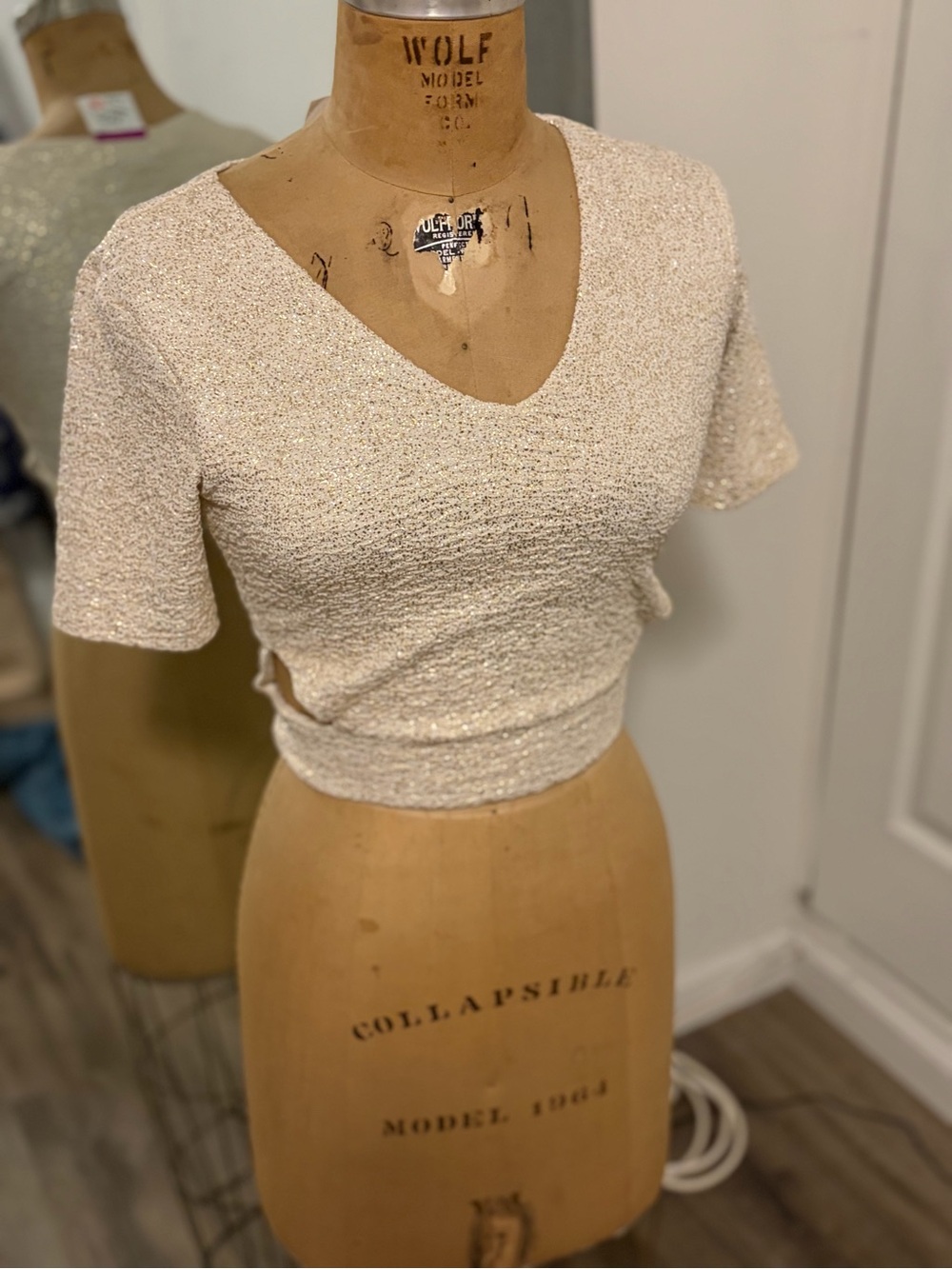 Aqua Shimmer V-Neck Crop Top - Ivory